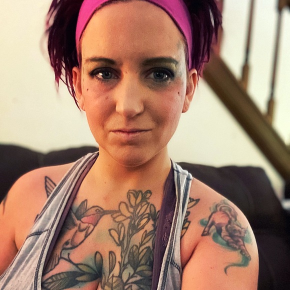 MEET YOUR POSHER - Picture 2 of 3